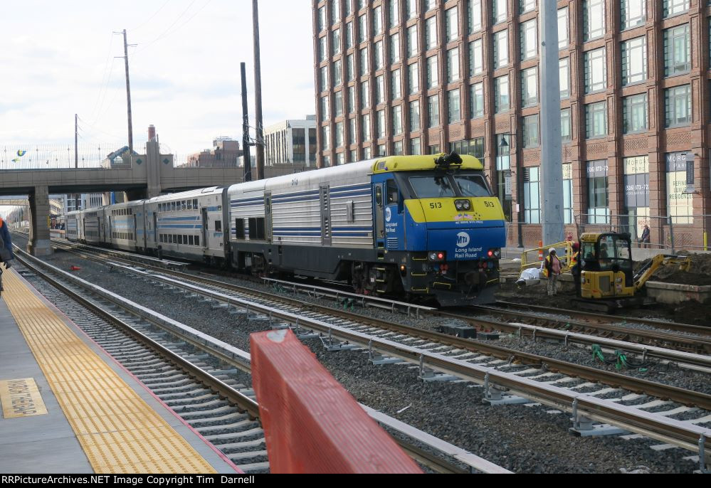 LI 513 on WB Oyster Bay train